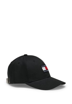 Casquette de baseball noire avec une visière courbée, dotée d’un patch logo rectangulaire Tommy Hilfiger à l’avant et d’une sangle réglable à l’arrière.