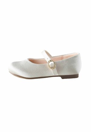 Weiße Satin-Mary-Jane-Schuhe mit runder Spitze, flachem Absatz und dekorativem Schnallenverschluss. Glatte Textur mit subtiler Glanz.