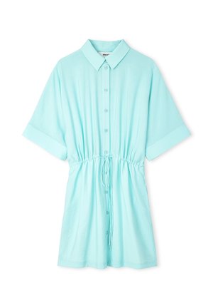 Vestido de camisa de manga corta en azul claro con botonera en la parte delantera, cintura con cordón y puños doblados, fabricado en una tela suave y ligera.