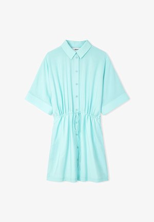 Vestido de camisa de manga corta en azul claro con botonera en la parte delantera, cintura con cordón y puños doblados, fabricado en una tela suave y ligera.