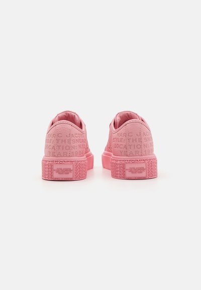 Roze sneakers met een gestructureerde afwerking, voorzien van reliëfbranding, een platte zool en een ronde neus. Het ontwerp bevat subtiele patronen aan de zijkanten.