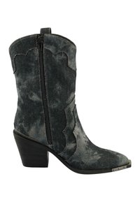 Botas de vaquera de denim en negro desvanecido con puntera afilada, bordes superiores curvados, cremallera lateral, tacón de madera y acento metálico en la punta.