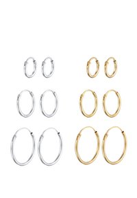 Set di orecchini a cerchio, composto da quattro paia: due argento e due oro, che variano per dimensione e design, con una finitura liscia e lucida.