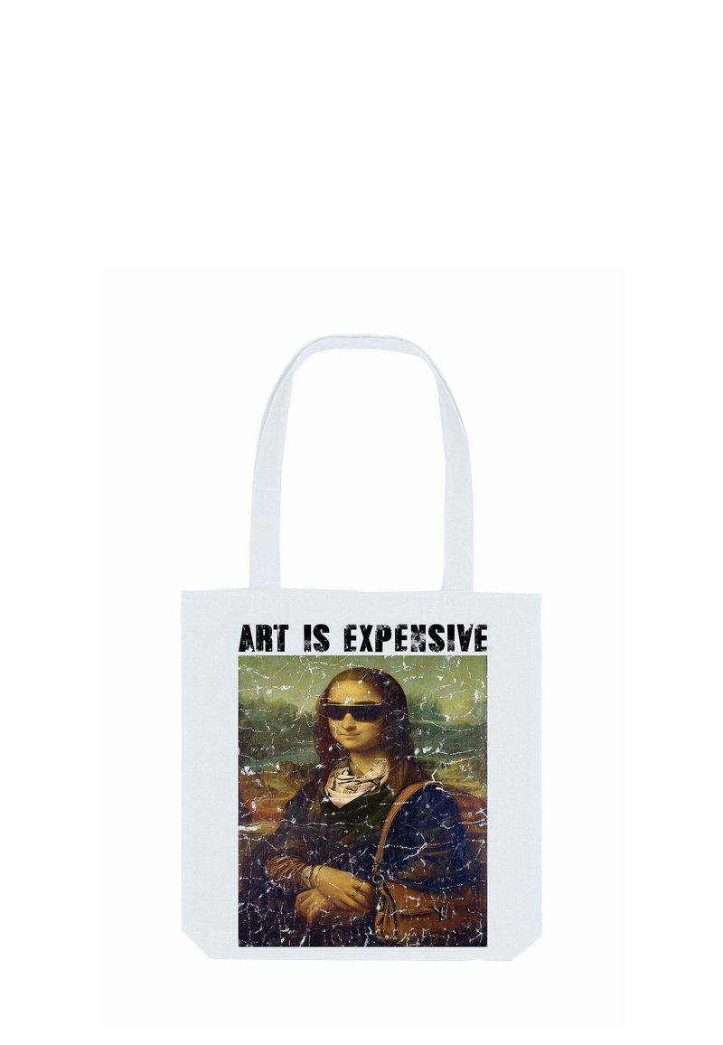 Borsa tote bianca con un'immagine stampata e scolorita di una donna con occhiali da sole, testo sovrapposto "L'ARTE È COSTOSA" in grassetto nero.