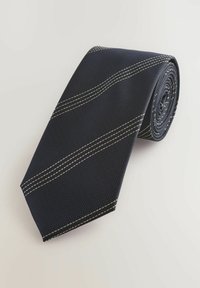 Dunkelblauer, strukturierter Herren-Schlips mit diagonalen, beigen Doppelstichstreifen, ordentlich auf einem hellen Hintergrund gerollt.