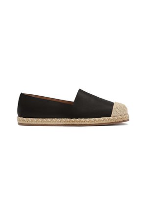 Chaussure plate noire à enfiler avec bout beige tissé et semelle en jute tressée, conçue pour un usage décontracté.
