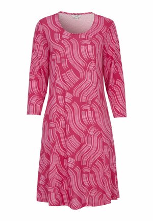 Lyserød kjole til knæet med trekvartlange ærmer og abstrakte lyserøde buede linjemønstre over hele.