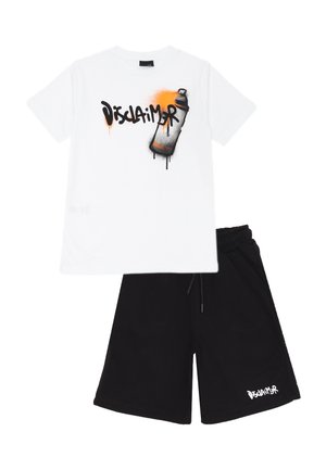 T-shirt bianca in cotone con grafica di una bomboletta spray nera e arancione e testo "Disclaimer". Abbinata a pantaloni corti neri con logo bianco.