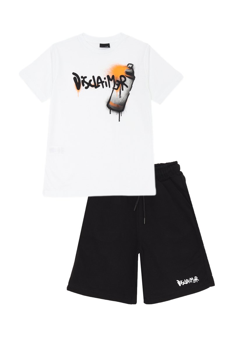 T-shirt bianca in cotone con grafica di una bomboletta spray nera e arancione e testo "Disclaimer". Abbinata a pantaloni corti neri con logo bianco.