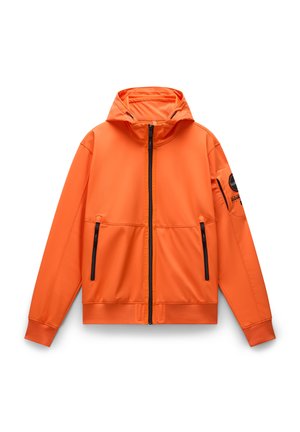 Oranžová bunda s kapucí vyrobená z lehkého materiálu. Má přední zipový uzávěr, dvě zipové kapsy a černé akcenty na rukávech.