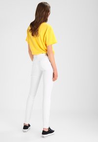 Tommy Jeans Vaqueros pitillo - white denim