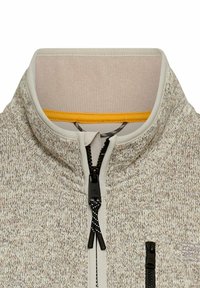 Hellbeige Fleecejacke mit hohem Kragen, kontrastierender oranger Innenfutter, Frontreißverschluss und schwarzen Hardware-Details. Das strukturierte Material bietet Wärme.