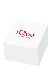 Witte kartonnen doos met een rechthoekige vorm. Bevat een rood logo "s.Oliver" en de slogan "FASHION FOR LIFE" aan de bovenkant. Glad van textuur.