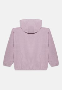 Fleece mikina v jemné levandulové barvě s kapucí na šňůrku, dlouhými rukávy a volným střihem. Hladký povrch a minimalistický design.