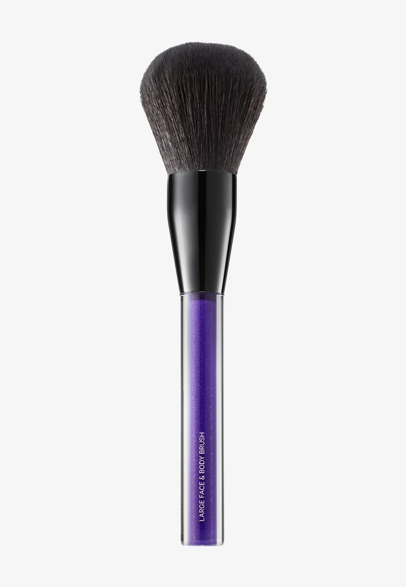 Grand pinceau de maquillage duveteux avec des poils noirs, une virole noire et un manche transparent rempli d'un liquide violet pailleté.