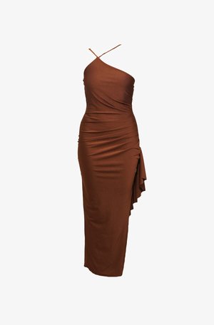 Ruskea, vartalonmyötäinen mekko, jossa on epäsymmetrinen kaula-aukko, ohuita hihnoja ja röyhelöity pinta; sisältää sivuröyhelön yksityiskohtana.