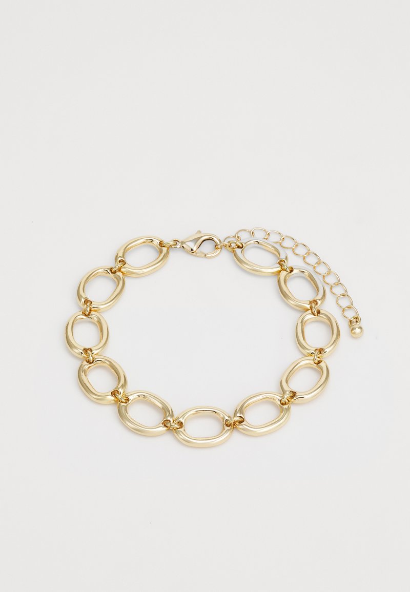 Bracelet en chaîne dorée avec des maillons ovales, finition polie et fermoir à chaîne réglable pour ajuster la taille. Texture lisse, design minimaliste.