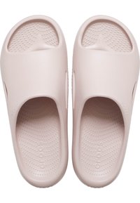 Zachte, flexibele lichtroze Crocs-slides met een open teenontwerp, een geprofileerde voetbed en zijventilatiegaten.