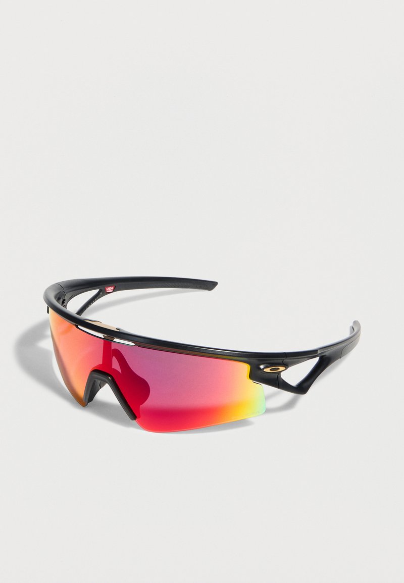 Μαύρα αθλητικά γυαλιά ηλίου με έναν ενιαίο περιμετρικό φακό κοκκινωπού-πορτοκαλί που αντανακλά και ελαφρύ σκελετό, σε λευκό φόντο.