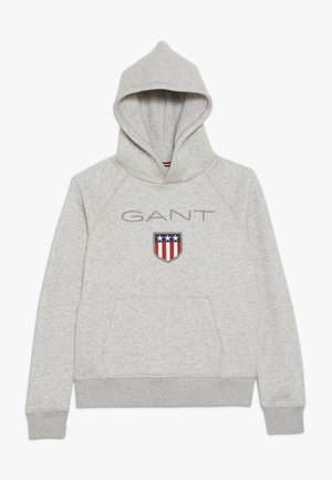 Grå hætte sweatshirt med en kængurulomme, prydet med et broderet skjold med røde, hvide og blå detaljer samt "GANT" tekst ovenfor.