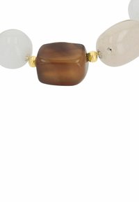 Collana di perline con pietre trasparenti bianche e beige, insieme a una pietra bruna sfaccettata, accentuata da dettagli in oro.