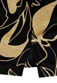 Schwarzer Stoff mit einem goldenen abstrakten Blumenmuster, einer glatten Textur und einem leichten Glanz, der ein überlappendes Design am Saum zeigt.