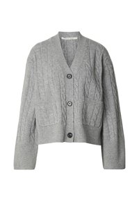 Grå kabelstickad kofta med V-ringning, framfickor och svarta knappar; har ribbade muddar och fåll för textur och designdetalj.