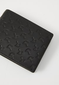 Černá kožená peněženka s embosovanými vzory pampelišek, hladkým povrchem a prošívanými okraji. Kompaktní obdélníkový design.