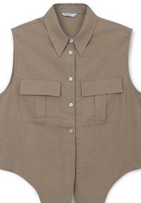 Camisetta senza maniche in tessuto taupe, con colletto, chiusura frontale con bottoni e due tasche al petto con dettagli a pattina.