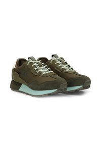 Zapatillas color verde oliva hechas de ante y malla, con cordones verde claro, suela color menta y un acento de logo en el lateral.