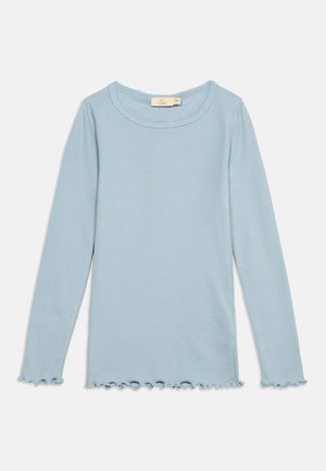 Ανοιχτό μπλε ριμπ μπλουζάκι μακρυμάνικο με στρογγυλή λαιμόκοψη και βολάν στις άκρες των μανσετών και του τελειώματος, τοποθετημένο επίπεδα πάνω σε λευκό φόντο.