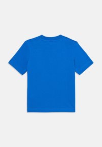 Μπλέ κοντομάνικο μπλουζάκι με στρογγυλή λαιμόκοψη και λεία υφή υφάσματος, με σχέδιο μονοχρωμίας και χωρίς πρόσθετα μοτίβα ή διακοσμητικά στοιχεία.