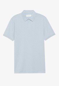 Camisa polo azul claro con un patrón texturizado de pequeños puntos negros, mangas cortas y un cuello clásico. Cierre de botones en el cuello.