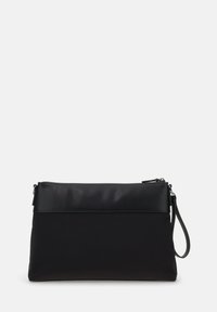 Borsa a pochette nera con finitura opaca, caratterizzata da un design elegante, chiusura con zip e tracolla removibile. Texture liscia e forma rettangolare.