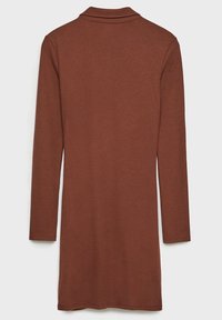 Robe en maille marron à manches longues et longueur genou, avec un col simple, vue de dos sur un fond clair uni.