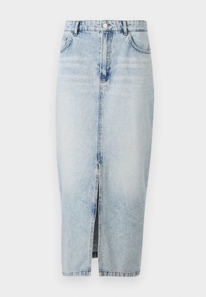 Gonna di jeans blu chiaro con uno spacco frontale, vita alta, cinque tasche e cuciture visibili. Presenta un design classico e una texture liscia.