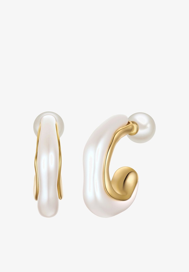 Cercei aurii și albi cu un design curbat; au o suprafață netedă și lucioasă, cu un accent de perlă în partea de sus.