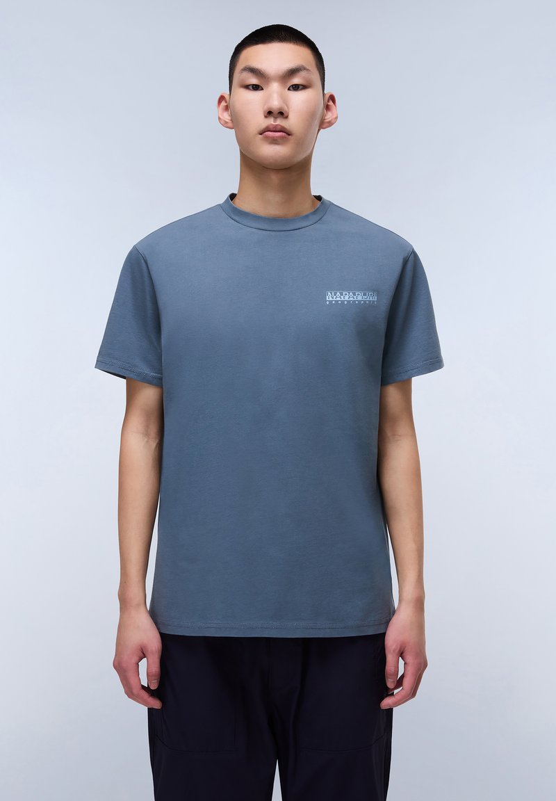 Grå kortærmet T-shirt lavet af bomuld. Har en rund hals og et lille logo trykt på venstre brystområde. Enkelt design og afslappet pasform.