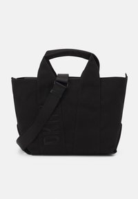 Borsa a tracolla nera in canvas con doppio manico, spallaccio regolabile e dettagli con logo in rilievo. Presenta una chiusura con zip e una forma strutturata.