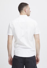 Witte kortekraag shirt van katoen, met een button-down kraag en een rechte snit. Minimalistisch ontwerp, gladde textuur.