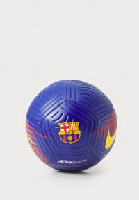 Blå och röd fotboll med hexagonala paneler, har en Barcelona-logotyp, Nike-märke och texturerad yta för grepp. Strömlinjeformad design.
