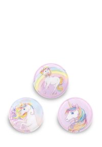 Drei runde Stecknadeln mit pastellfarbene Einhornmotiven auf einem hellvioletten Hintergrund, die unterschiedliche Darstellungen von Einhörnern und Regenbogenakzenten zeigen.