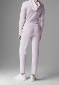 Ljuslavendel hoodieset med matchande joggers i mjukt tyg. Hoodien har en huva och ribbade detaljer; joggers har en tapered passform.