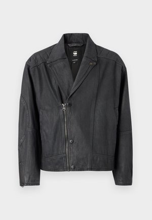 Chaqueta de imitación de cuero negra con cuello de solapa, cierre de cremallera y botón, costuras visibles y un corte relajado. Diseño minimalista sin patrones.