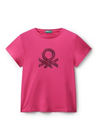 Camiseta de manga corta rosa hecha de algodón suave, con un diseño gráfico negro en el centro y un escote redondo.