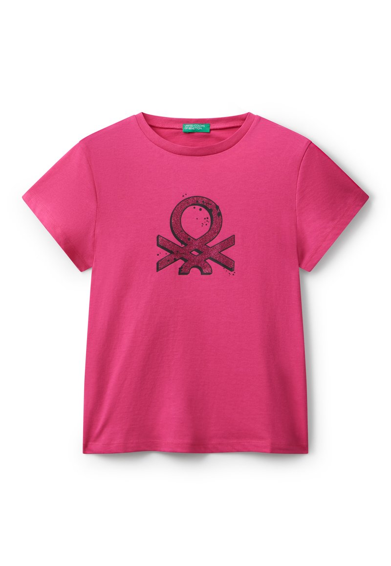 Camiseta de manga corta rosa hecha de algodón suave, con un diseño gráfico negro en el centro y un escote redondo.