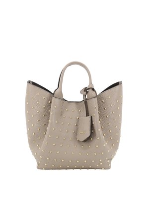 Graue Ledertasche mit strukturierter Oberfläche, verziert mit goldenen Nieten, zwei Griffen und einem abnehmbaren Anhänger mit Logodetail.