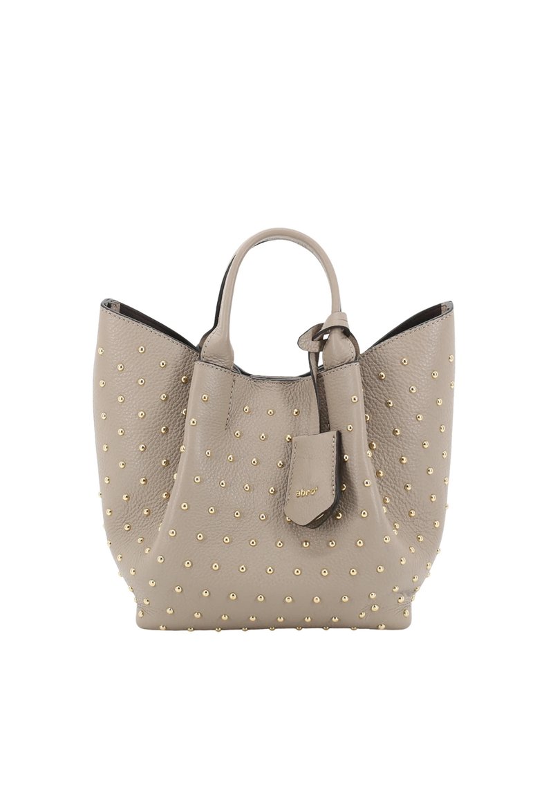 Graue Ledertasche mit strukturierter Oberfläche, verziert mit goldenen Nieten, zwei Griffen und einem abnehmbaren Anhänger mit Logodetail.