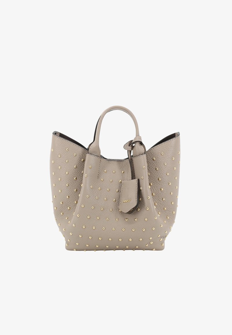 Graue Ledertasche mit strukturierter Oberfläche, verziert mit goldenen Nieten, zwei Griffen und einem abnehmbaren Anhänger mit Logodetail.