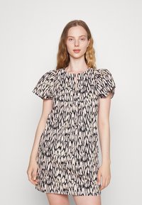 Vestido de manga curta com um padrão abstrato em rosa e preto, com detalhes drapeados na linha do pescoço e mangas soltas e bufantes.